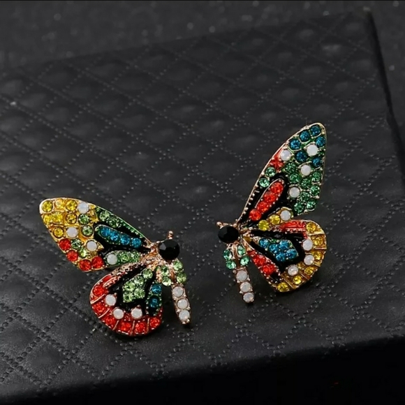 🌻 Stunning Butterfly Earrings - Picture 3 of 5